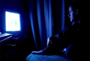Cómo es mejor ver la tele con la luz encendida o apagada