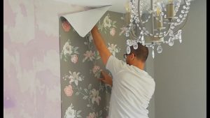 Cómo forrar una pared con papel