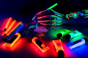 Cómo hacer pintura que brilla en la oscuridad sin luz UV casera