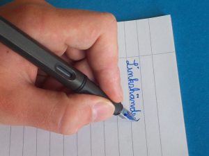 Cómo se le dice a una persona que escribe con la mano izquierda