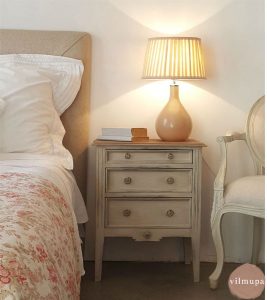 Cómo se llama la mesa que se pone al lado de la cama