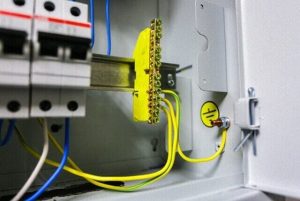 Dónde se conecta el cable a tierra