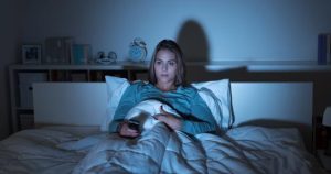 Por qué no ver TV antes de dormir