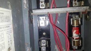 Por qué sube y baja la luz en mi casa