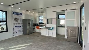 Qué millonario vive en una casita