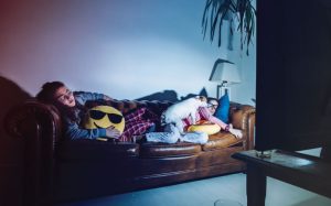 Qué pasa si dejas la tele encendida toda la noche
