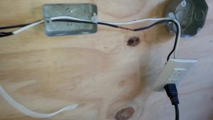 Qué pasa si toco un solo cable de corriente