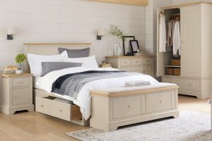 Qué significa al pie de la cama