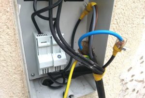 Quién paga la luz pinchada